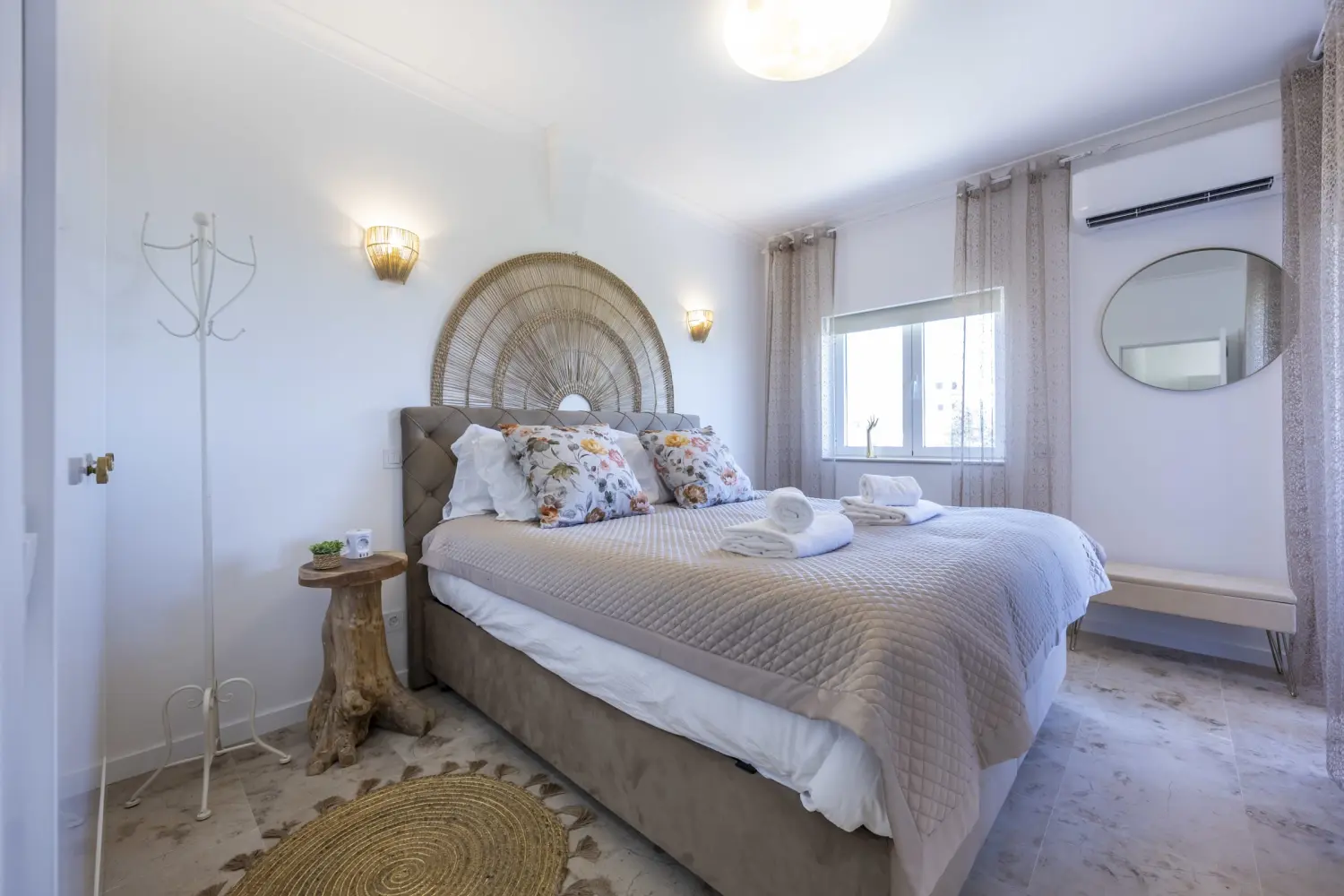 Morgensonne im Schlafzimmer  von DeCaNa Prestige