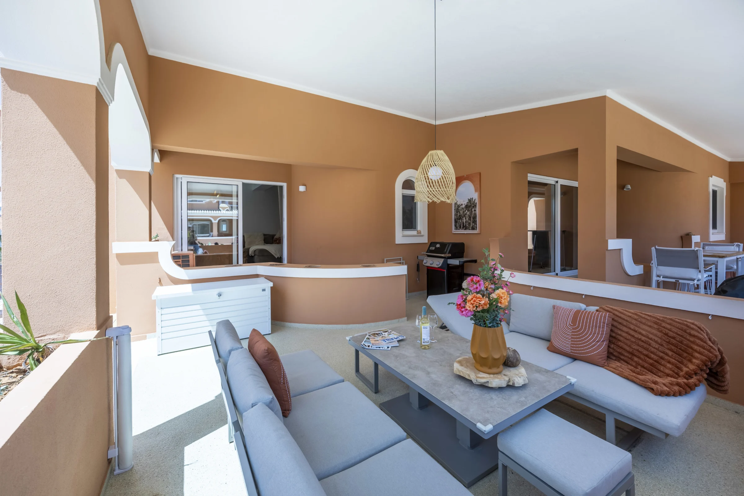 Überdachte Terrasse in Südlage  von DeCaNa Prestige