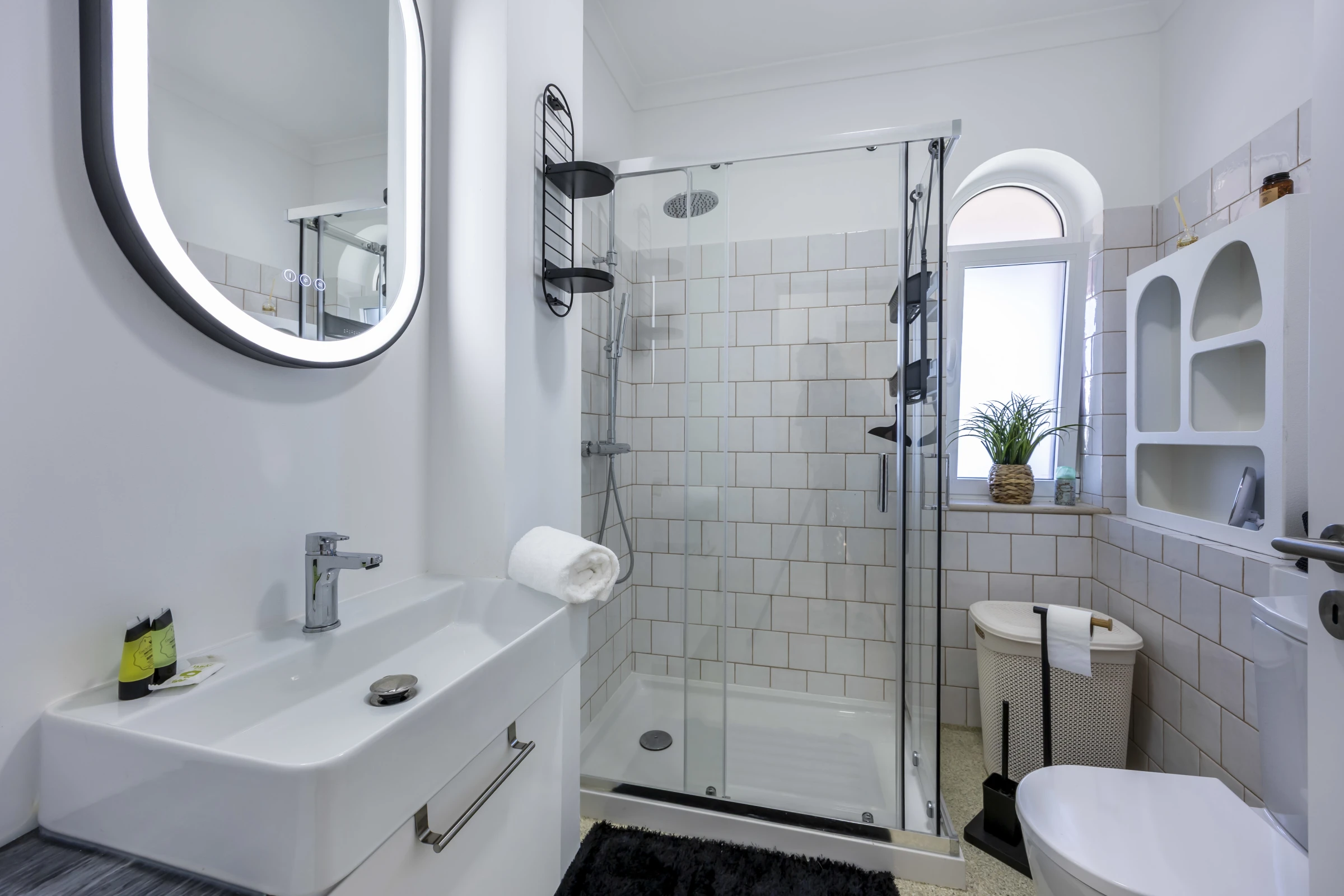 Helles Badezimmer mit Fenster Von DeCaNa Prestige